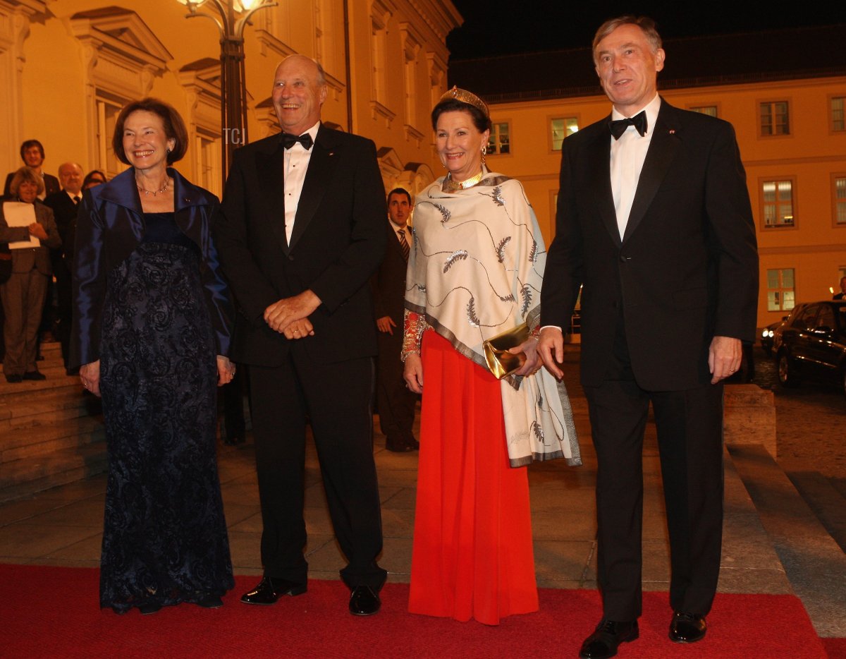 German President Horst Koehler (R), his wife Eva Luise Koehler (L), Norwegian King Harald V and Queen Sonja listen to a brass band upon their arrival at a state banquet in honour of the Norwegians at Bellevue Palace October 15, 2007 in Berlin, Germany
