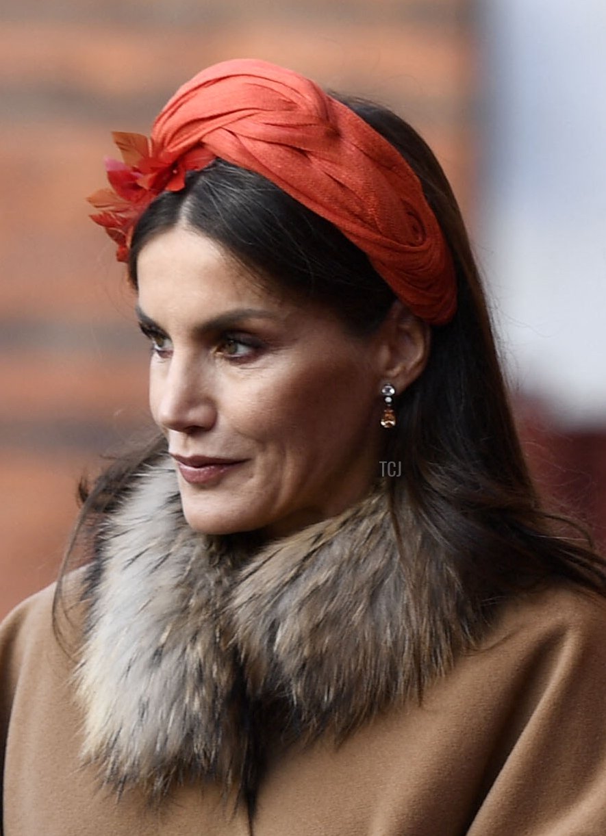 Queen Silvia of Sweden (R) welcomes Queen Letizia of Spain prior to the carriage procession to the Royal Palace, in Stockholm on November 24, 2021