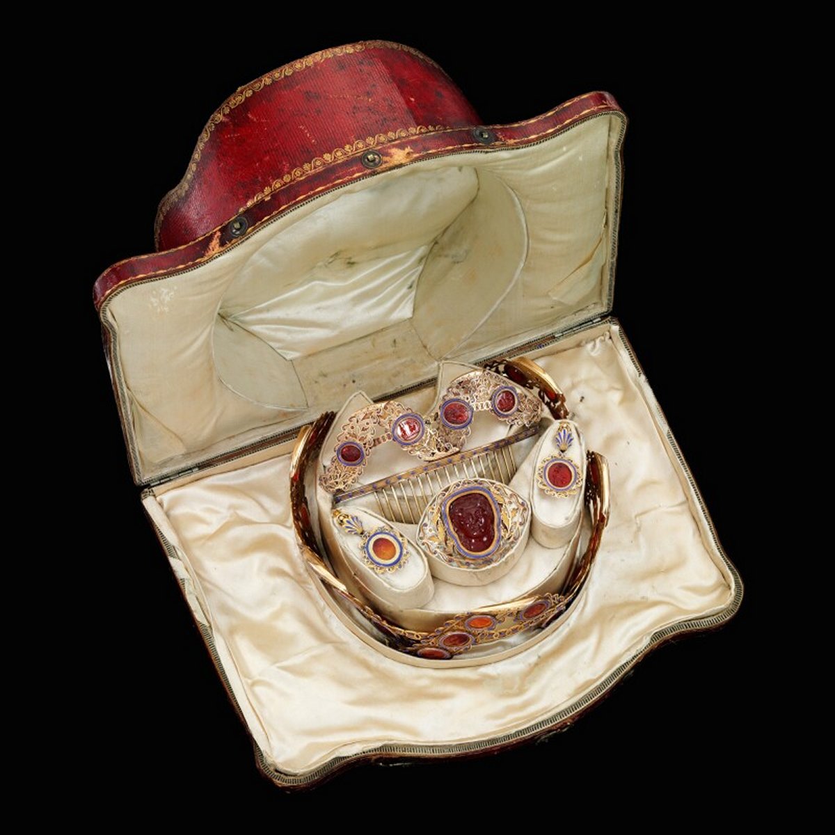 Carnelian, enamel and gold parure