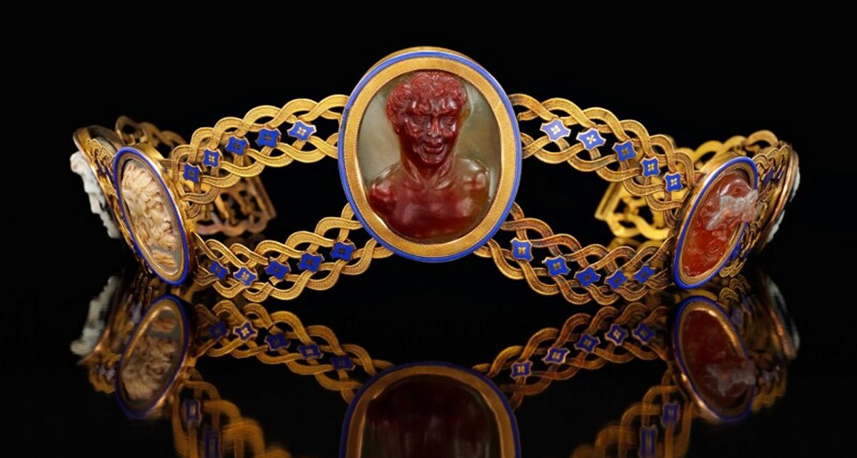 Gold, cameo and enamel jewels