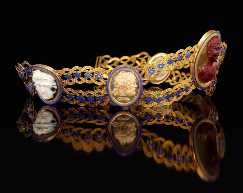 Gold, cameo and enamel jewels