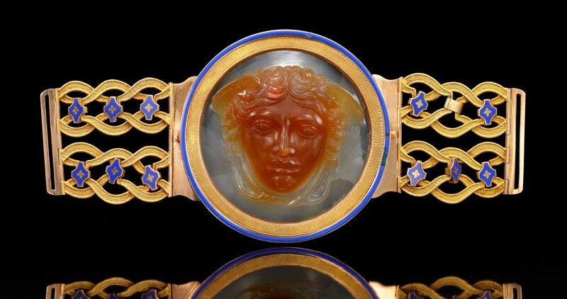 Gold, cameo and enamel jewels
