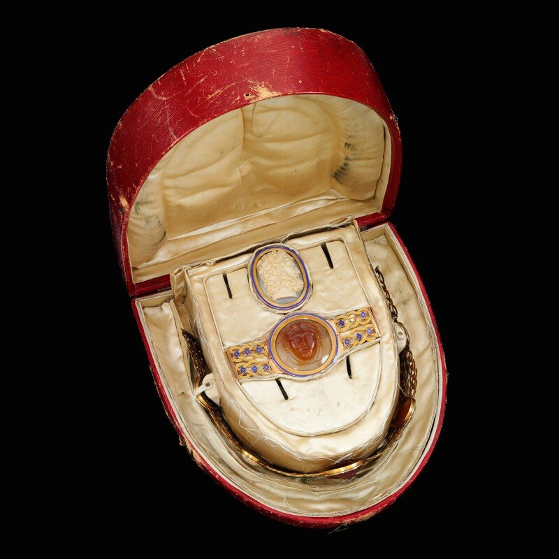 Gold, cameo and enamel jewels