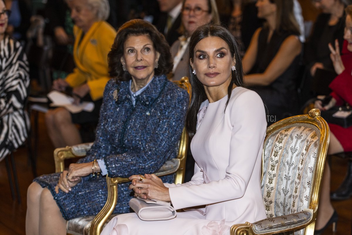 Queen Letizia of Spain and Queen Silvia of Sweden arrive at the Bernadotte Library during an official state visit at the Stockholm Palace on November 25, 2021 in Stockholm, Sweden