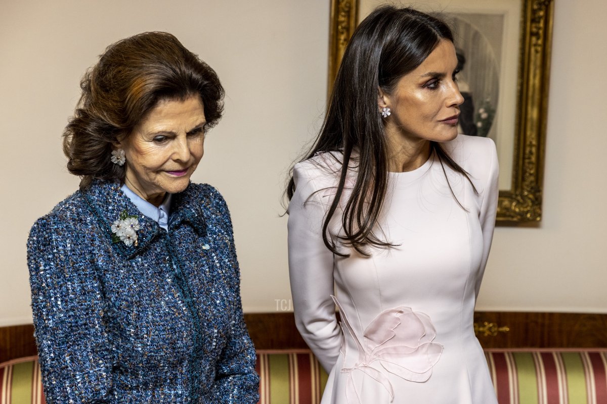 Queen Letizia of Spain is given a tour of the Bernadotte Library by Queen Silvia of Sweden during an official state visit at the Stockholm Palace on November 25, 2021 in Stockholm, Sweden
