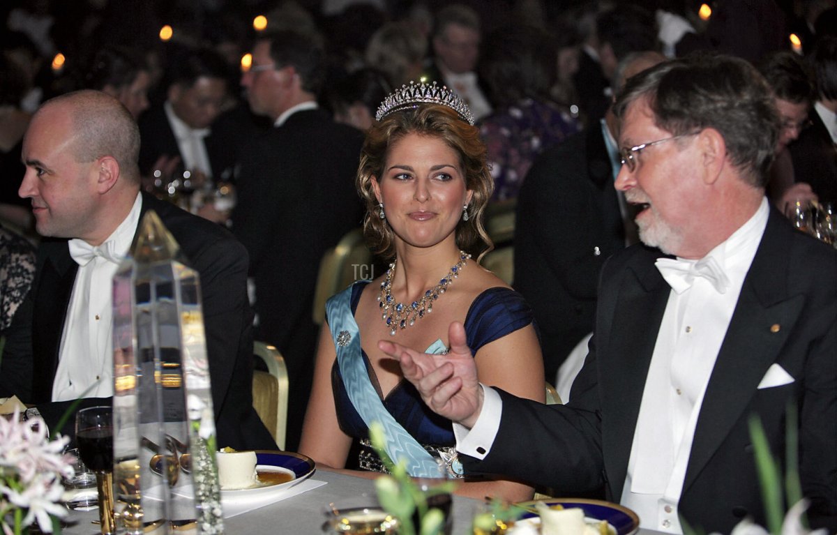 Sweden's prime minister Fredrik Reinfeldt (L), Princess Madeleine (C) and Nobel Prize laureate in physics George F. Smoot chat at the table of honour 10 December 2006 during the nobel banquet in the Stockholm City Hall