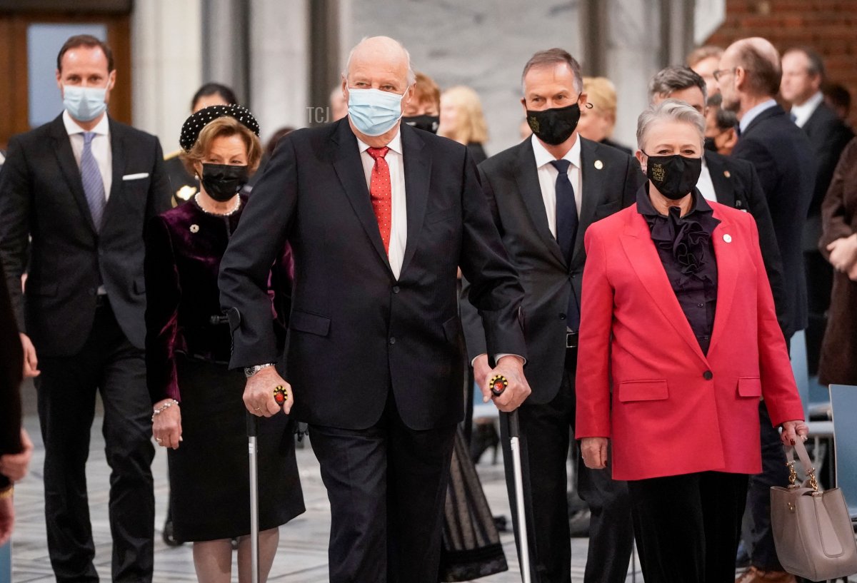 King Harald of Norway (C), Queen Sonja (2ndL), Crown Prince Haakon (L) and the chair of the Nobel Peace Prize Committee Berit Reiss-Andersen arrive to attend the Nobel Peace Prize award ceremony on December 10, 2021 at the City Hall in Oslo