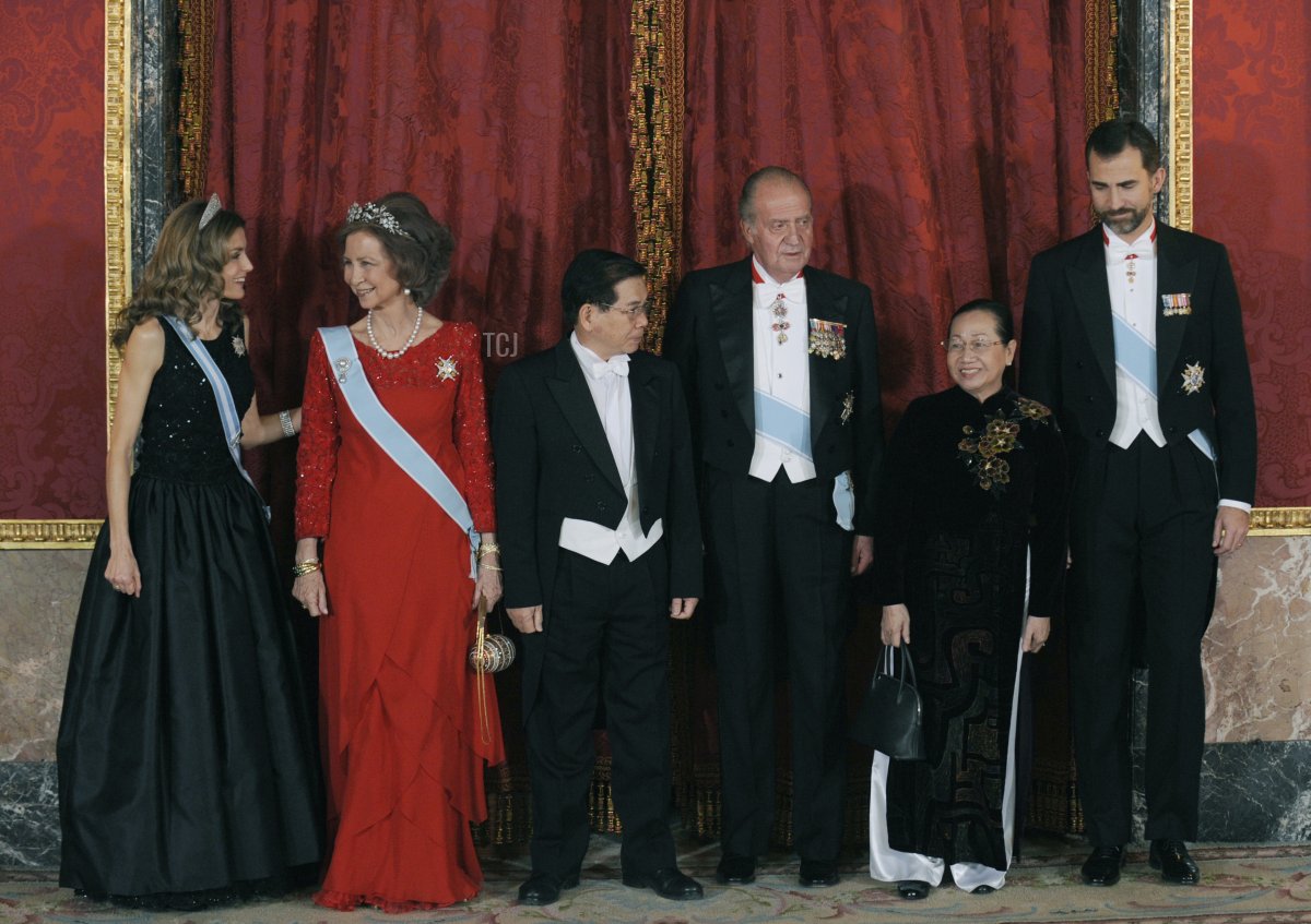 Spain 's Princess Letizia, Queen Sofia, Vietnam's President Nguyen Minh Triet, King Juan Carlos, Triet's wife Tran Thi Kim Chi and Prince Felipe of Spain pose at Oriente Palace in Madrid, on December 14, 2009