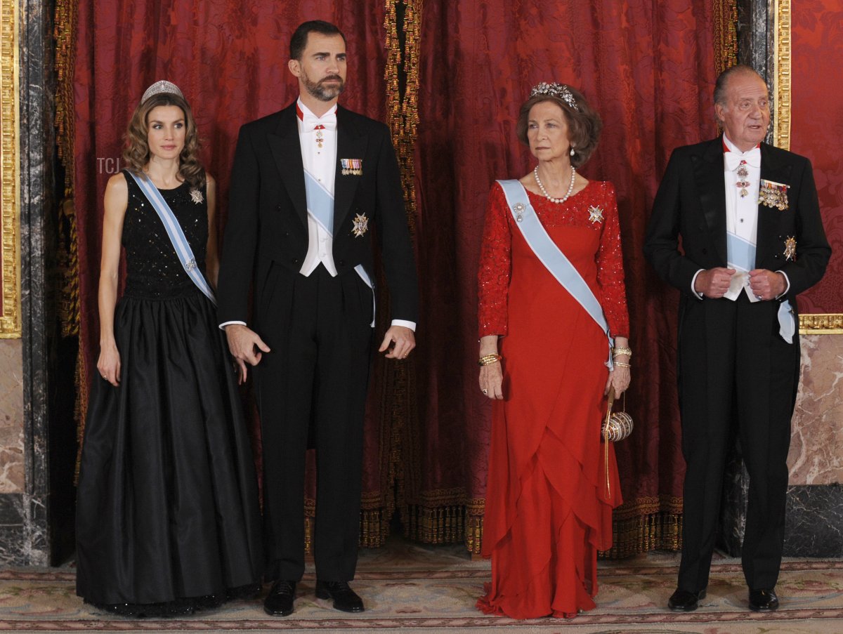 Spanish Royals including (L to R) Princess Letizia, Prince Felipe, Queen Sofia,and King Juan Carlos pose as they wait for Vietnam's President Nguyen Minh Triet at Oriente Palace in Madrid, on December 14, 2009