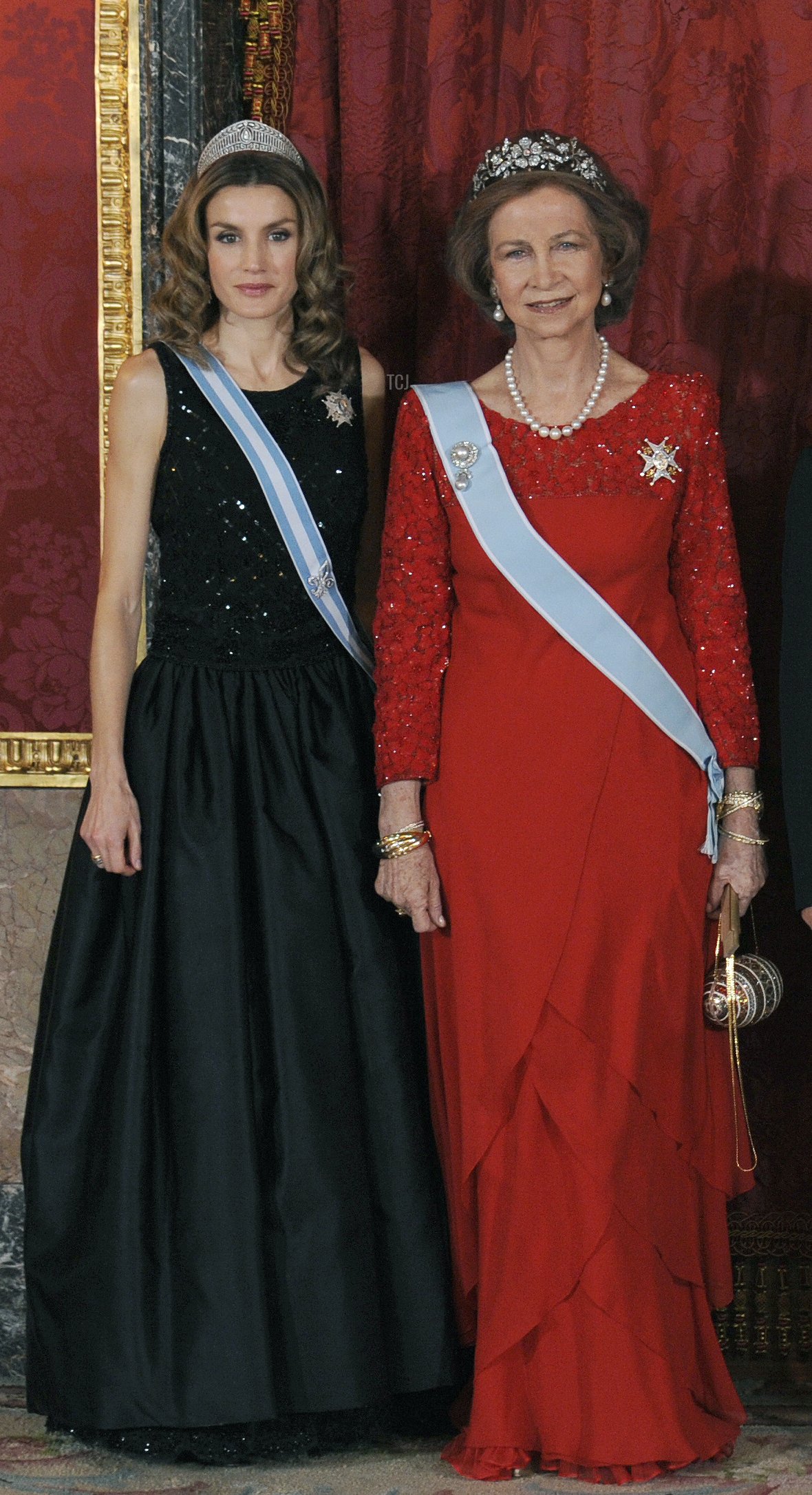 Princess Letizia and Queen Sofia of Spain attend a dinner for Vietnam's President Nguyen Minh Triet at Oriente Palace in Madrid, on December 14, 2009