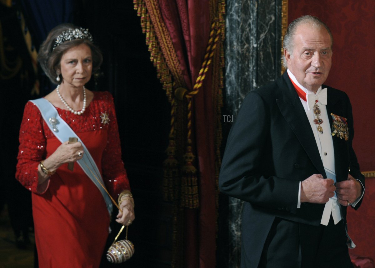Queen Sofia of Spain (L) and King Juan Carlos arrive to a gala dinner for Vietnam's President Nguyen Minh Triet (Out of camera range) at Oriente Palace in Madrid, on December 14, 2009
