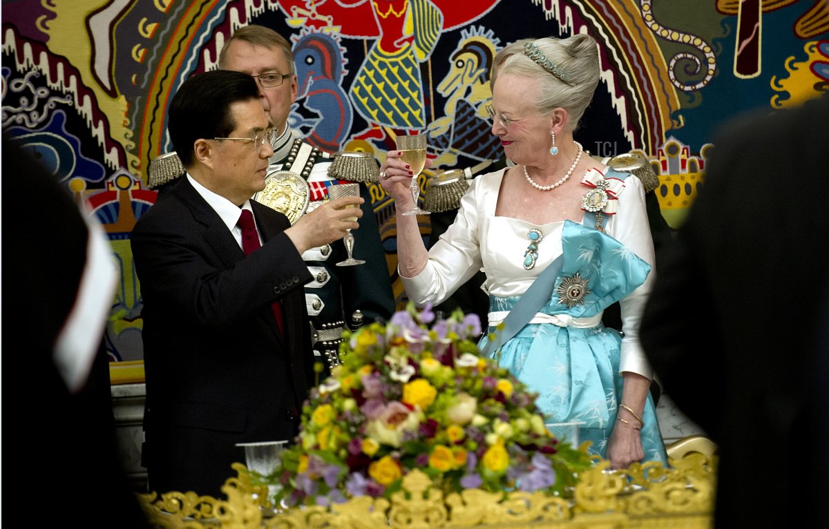 Demark's Queen Margrethe and China's President Hu Jintao take part in an official state banquet at Christiansborg Palace in Copenhagen on June 15, 2012