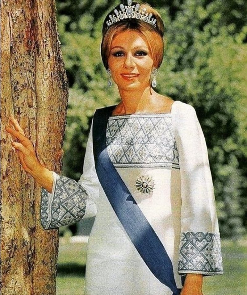 Farah Pahlavi wears turquoises for an official state portrait session, ca. 1970s