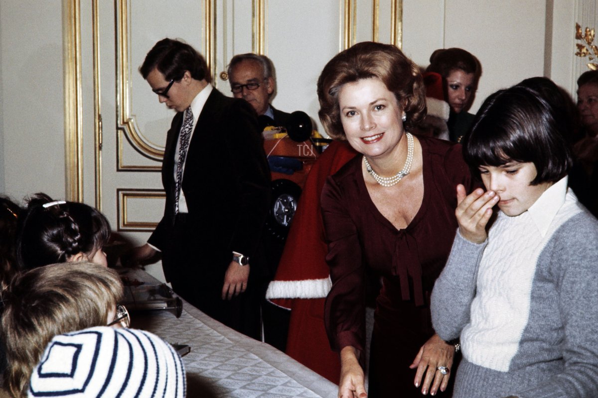 Princess Grace of Monaco distributes presents to children on December 22, 1976 in Monaco's palace during the traditional Christmas tree event