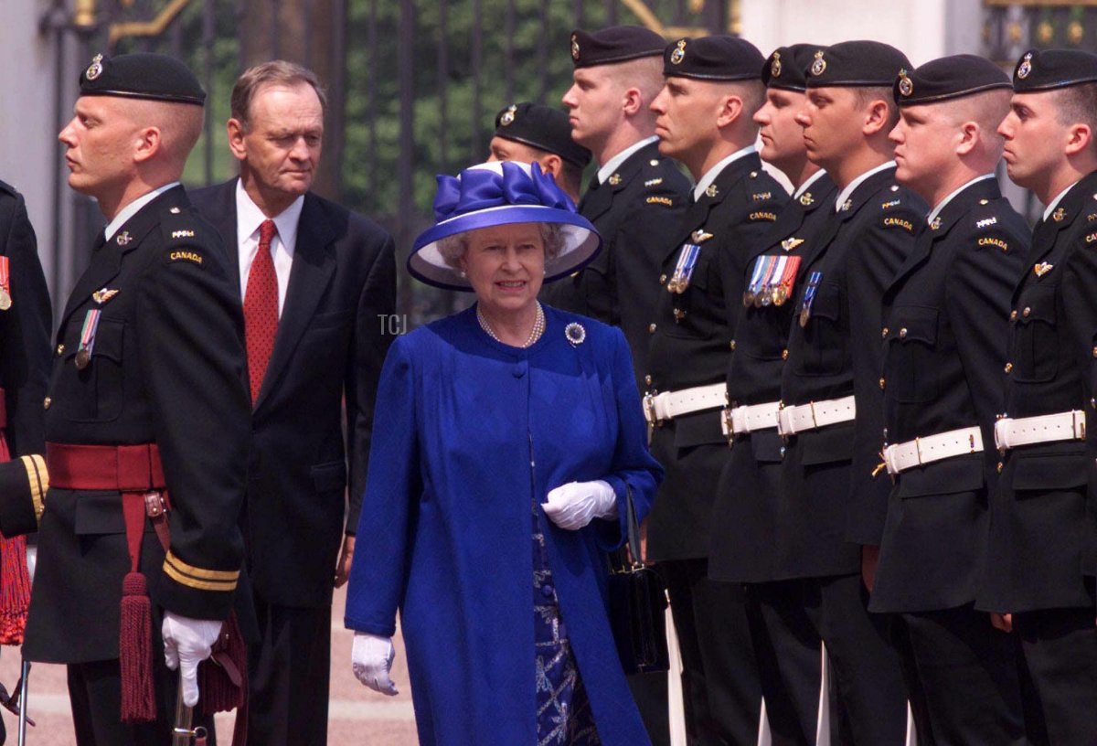 The Queen (C) and the Canadian Prime Minister Jean Chretien (2L) inspect the honor guard at Buckingham Palace, May 13, 1998