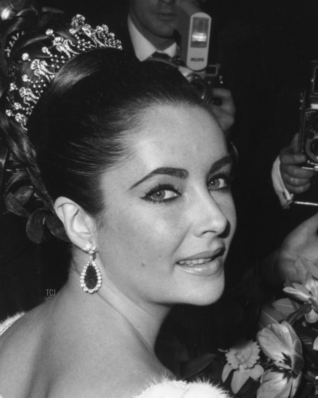 Welsh screen and stage actor Richard Burton (1925-1984) and screen actress Elizabeth Taylor with photographers at a screening of David Lean's 'Lawrence of Arabia'