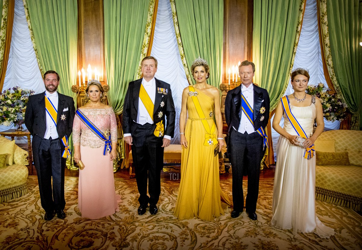 Hereditary Grand Duke Guillaume of Luxembourg, Grand Duchess Maria Teresa of Luxembourg, King Willem-Alexander of The Netherlands, Queen Maxima of The Netherlands, Grand Duke Henri of Luxembourg and Hereditary Grand Duchess Stephanie of Luxembourg during the official picture at the state banquet in the Grand Ducal Palace on May 23, 2018 in Luxembourg