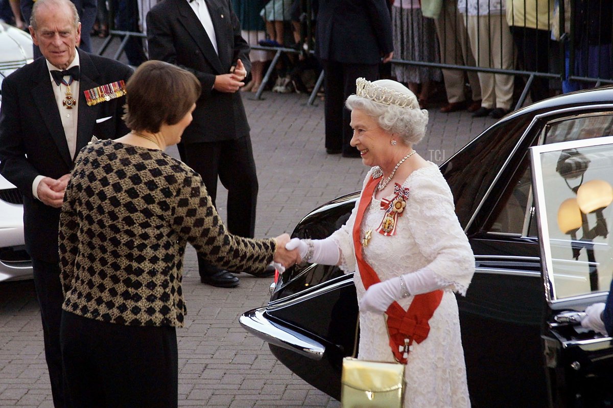 Britains Queen Elizabeth II (R) shakes hands with New Zealand Prime Minister Helen Clark as she arrives for a State Dinner held at the Banquet Hall in the Parliament House February 25, 2002 in Wellington, New Zealand