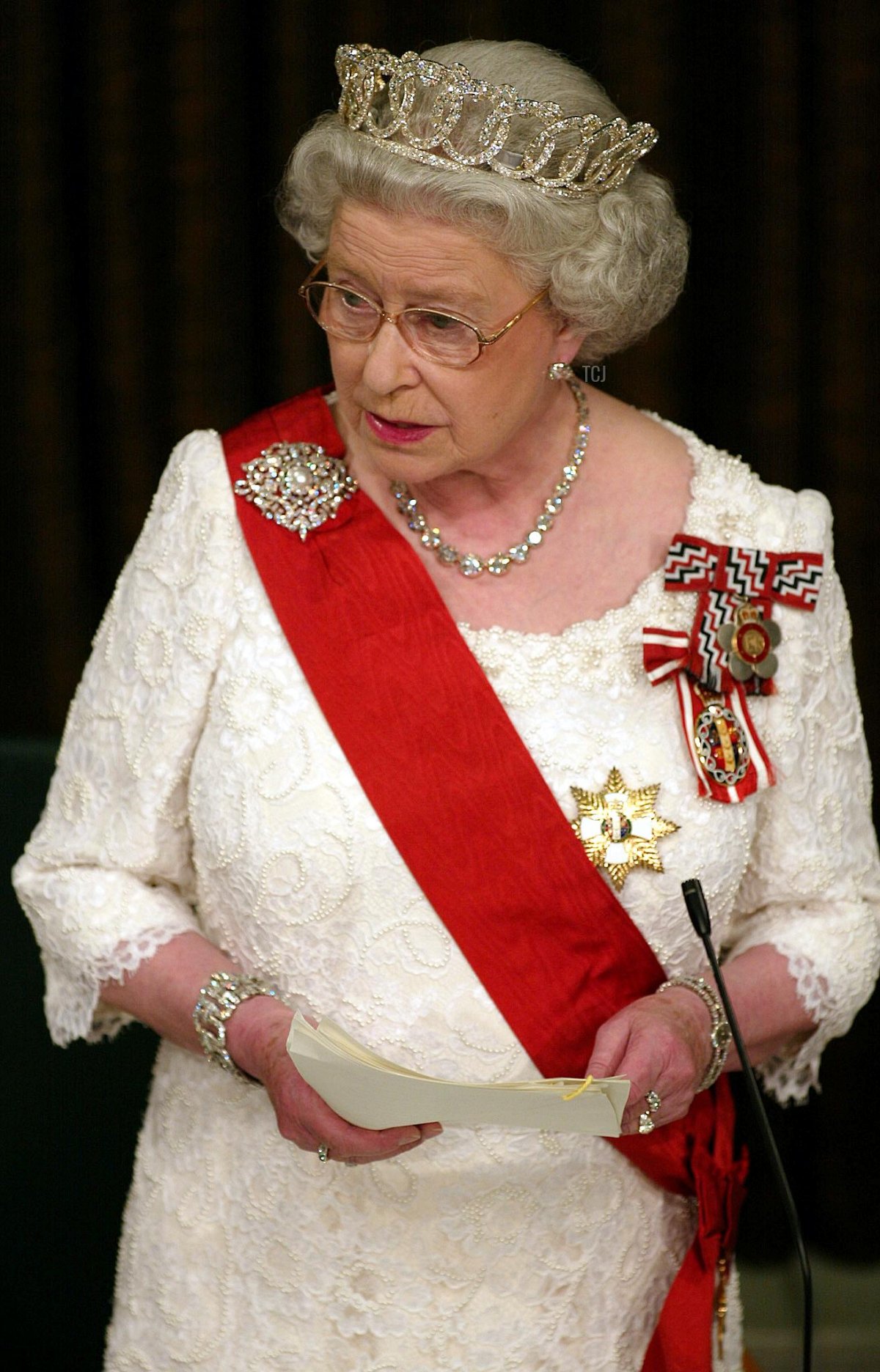 Queen Elizabeth II delivers her speech to the New Zealand Parliament during a state dinner at the Beehive in Wellington, 25 February 2002, during her Golden Jubilee tour