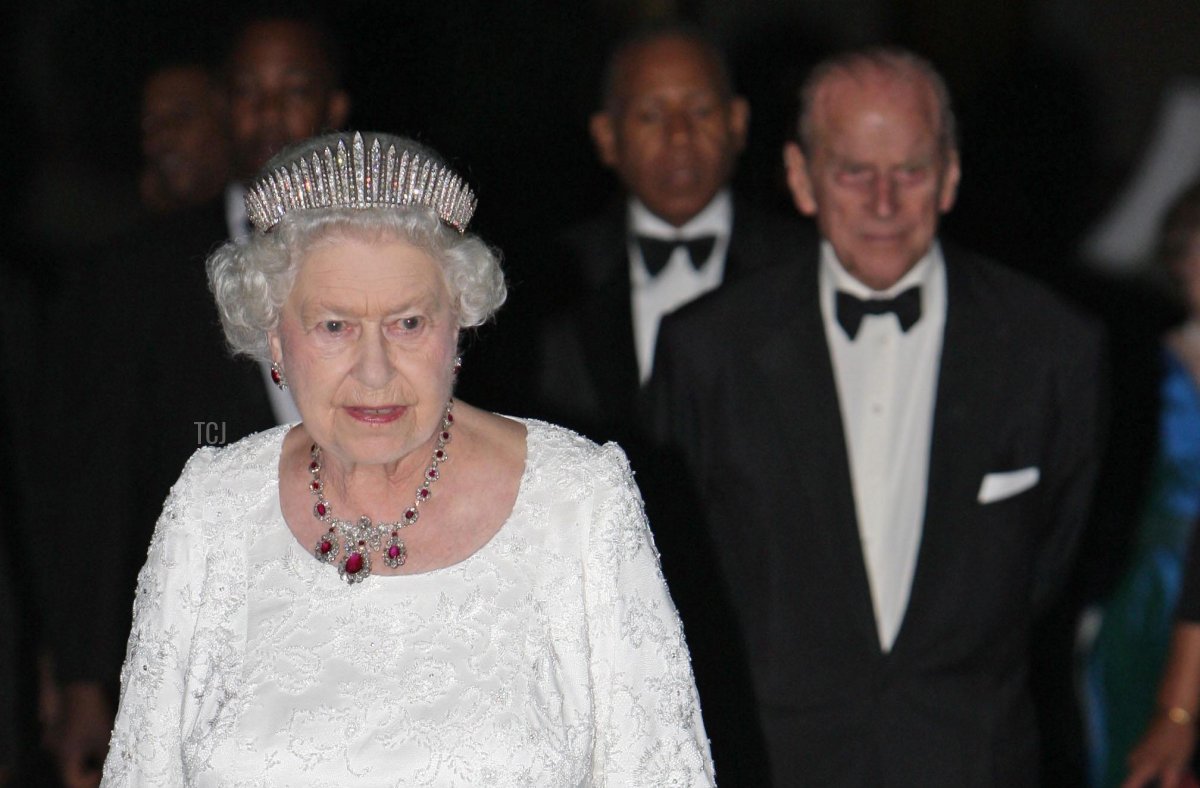 Queen Elizabeth II, and the Duke of Edinburgh walk in the grounds of President George Maxwell Richards' official Home in the Port of Spain, Trinidad before joining guests at a State Dinner, 26 Nov 2009