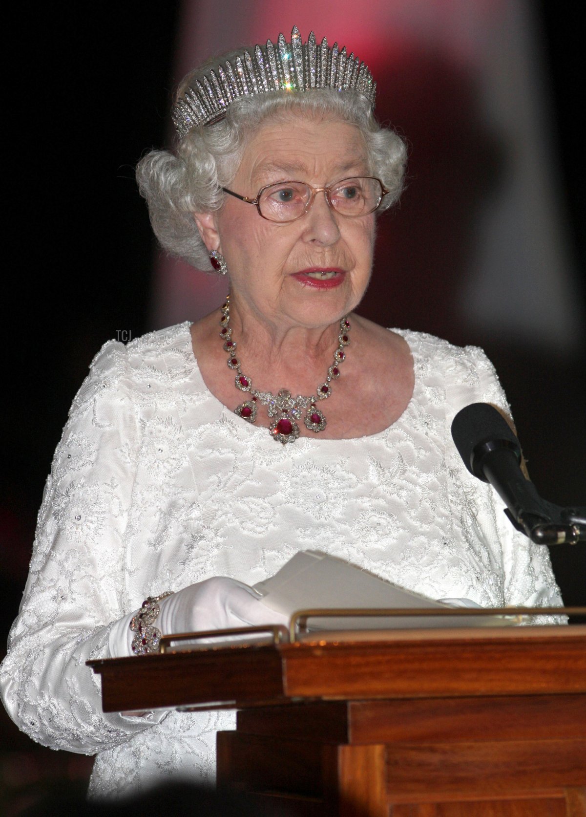 Queen Elizabeth II, makes a speech during a state dinner held in the grounds of President George Maxwell Richards' official Home in the Port of Spain, Trinidad, 26 Nov 2009
