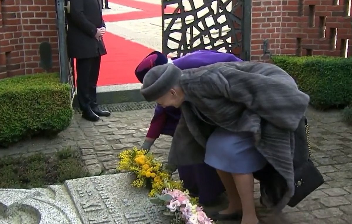 Queen Margrethe and Princess Benedikte lay wreaths at the tomb of their parents, 14 Jan 2022