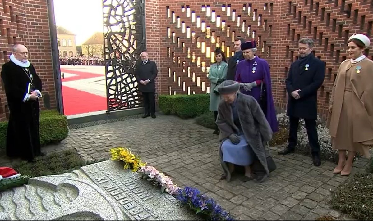 Queen Margrethe curtseys at the tomb of her parents, 14 Jan 2022
