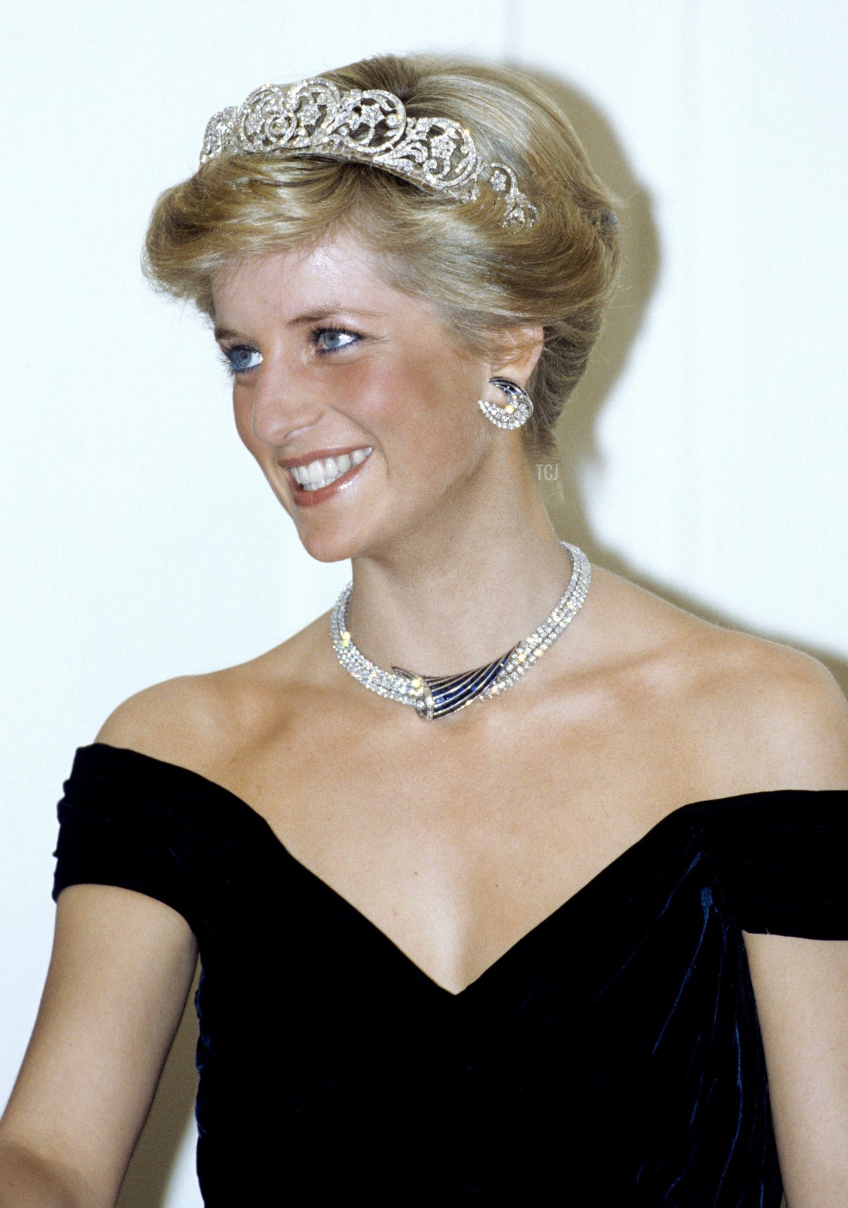 HRH Diana, Princess of Wales, wearing the Spencer family tiara and crescent shaped diamond and sapphire earring, necklace and bracelet given to her by the Sultan of Oman and a dress designed by Victor Edelstein, attends a banquet on November 02, 1987 in Bonn, Germany
