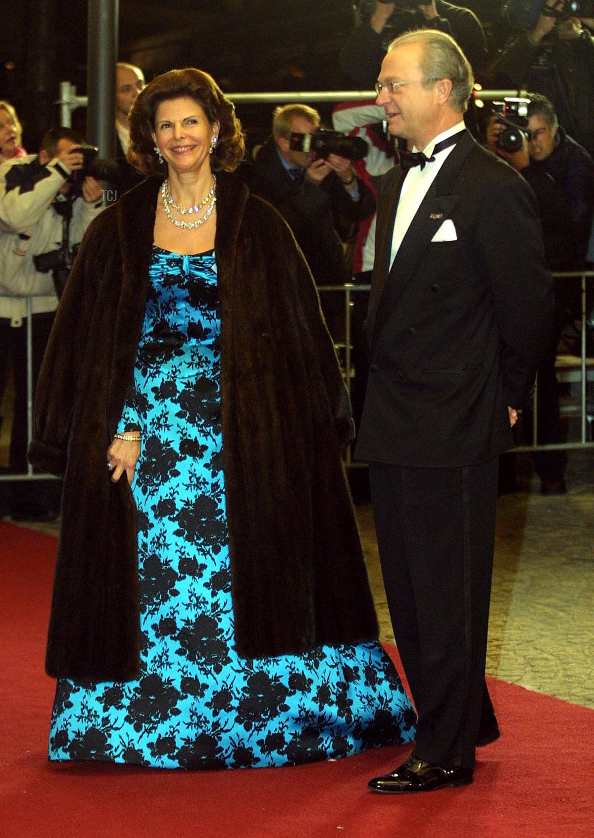 Swedish King Gustav and Queen Sylvia arrive at the Royal Palace January 31, 2002 in Amsterdam, Netherlands for a dinner party hosted by Dutch Crown Prince Willem Alexander and Argentine Maxima Zorreguieta
