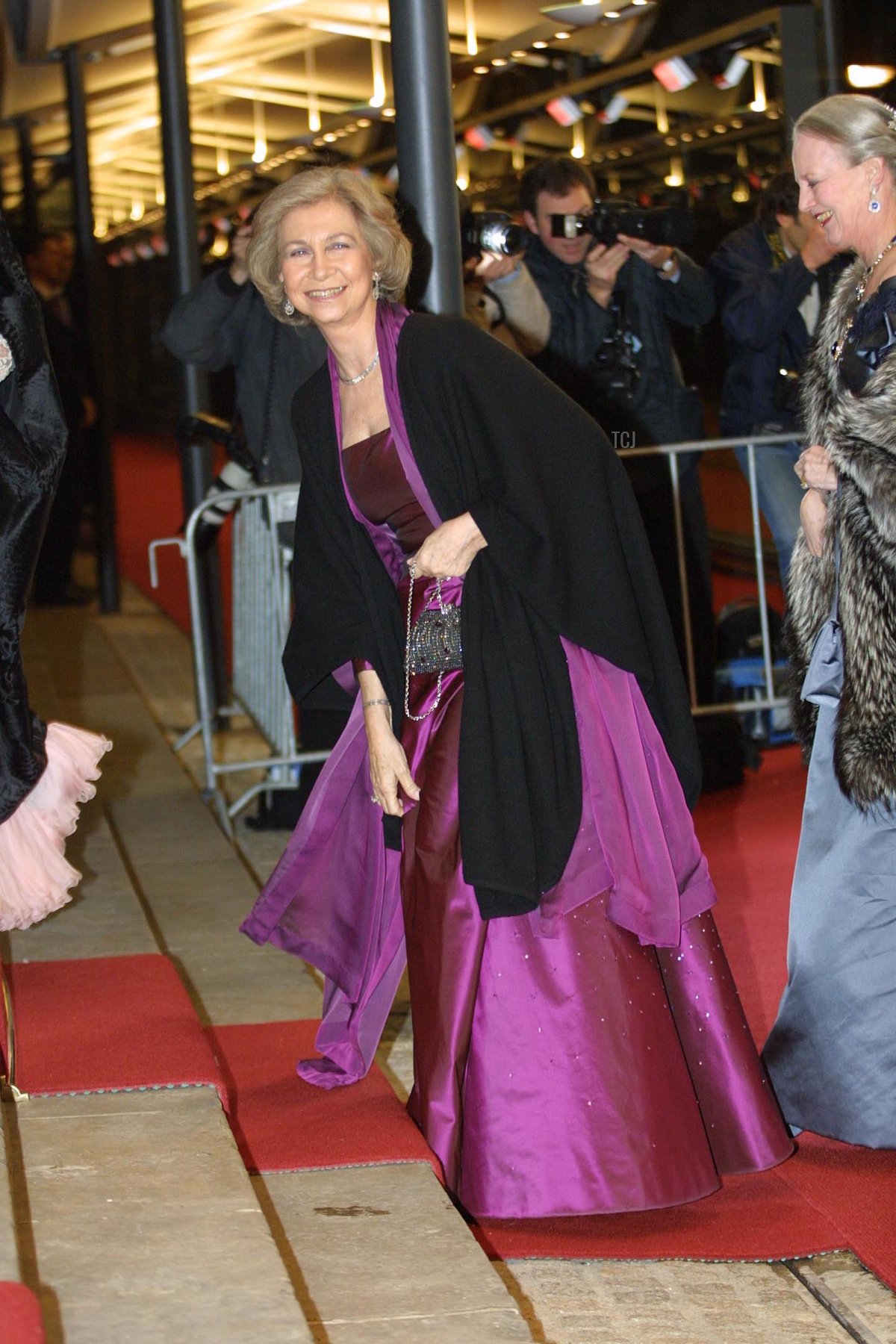 Spanish Queen Sophia (L) and Queen Margarethe of Denmark (R) arrive at the Royal Palace January 31, 2002 in Amsterdam, Netherlands for a dinner party hosted by Dutch Crown Prince Willem Alexander and Argentine Maxima Zorreguieta