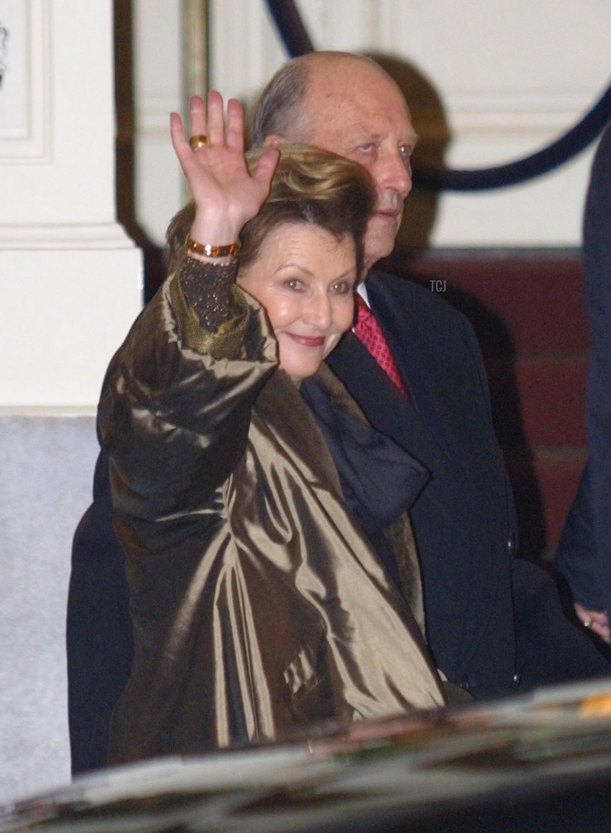 King Harold and Queen Sonya of Norway attend a dinner party January 31, 2002 in Amsterdam, Netherlands