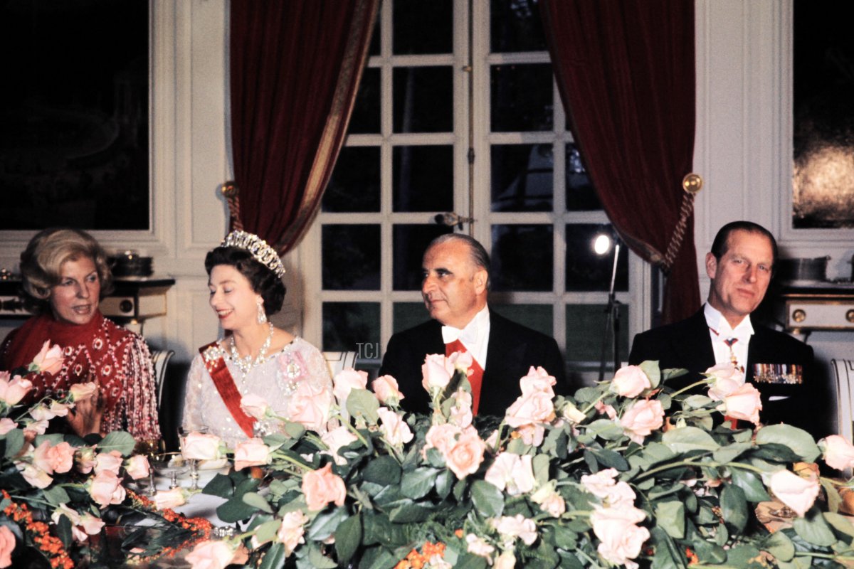 France's First Lady Claude Pompidou (L), Queen Elizabeth II of England (2nd L), French President Georges Pompidou (2nd R) and Prince Philip of Edinburgh (R) discuss during a state dinner at the Elysee Palace on May 16, 1972 during the Queen's five-day official visit in France