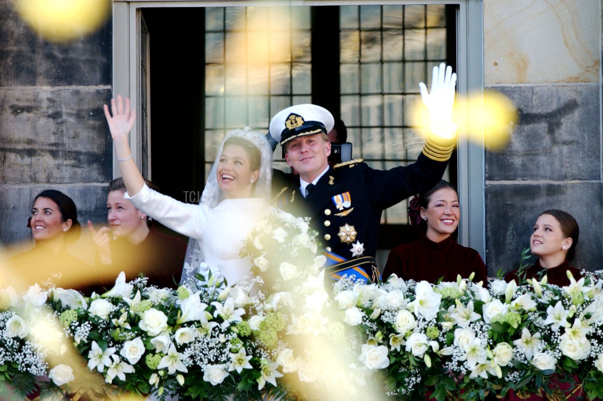 Dutch Crown Prince Willem Alexander and his new bride Crown Princess Maxima Zorreguieta wave after their wedding February 2, 2002 on the balcony of the Royal Palace in Amsterdam