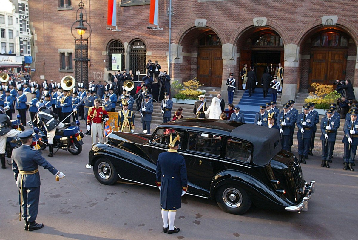 Dutch Crownprince Willem-Alexander and Maxima arrive at the Beurs van Berlage in Amsterdam for their civil wedding ceremony, Saturday 02 February 2002