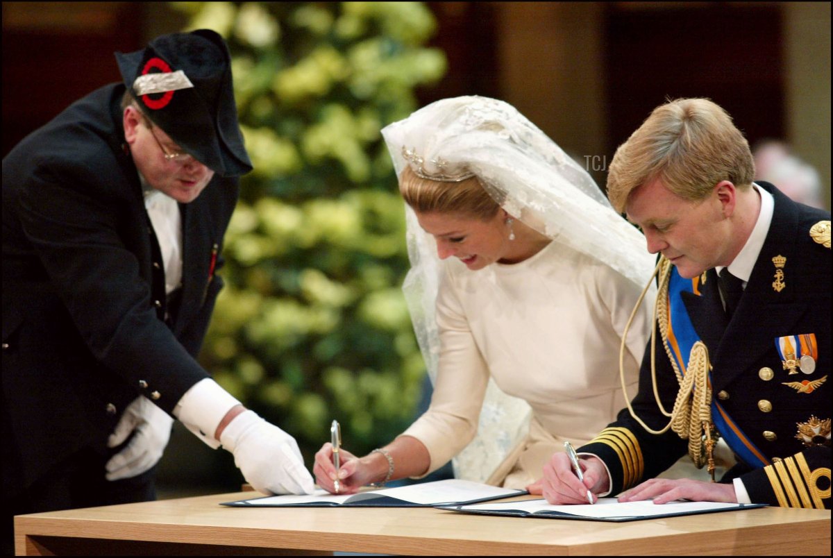 Maxima Zorreguieta (L) and Dutch Crownprince Willem-Alexander (R) sign their marriage certificate during their civil marriage 02 February 2002 in the Beurs van Berlage in Amsterdam