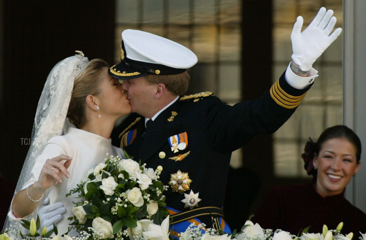 Dutch Crown Prince Willem Alexander and his new bride Crown Princess Maxima Zorreguieta kiss after their wedding February 2, 2002 on the balcony of the Royal Palace in Amsterdam