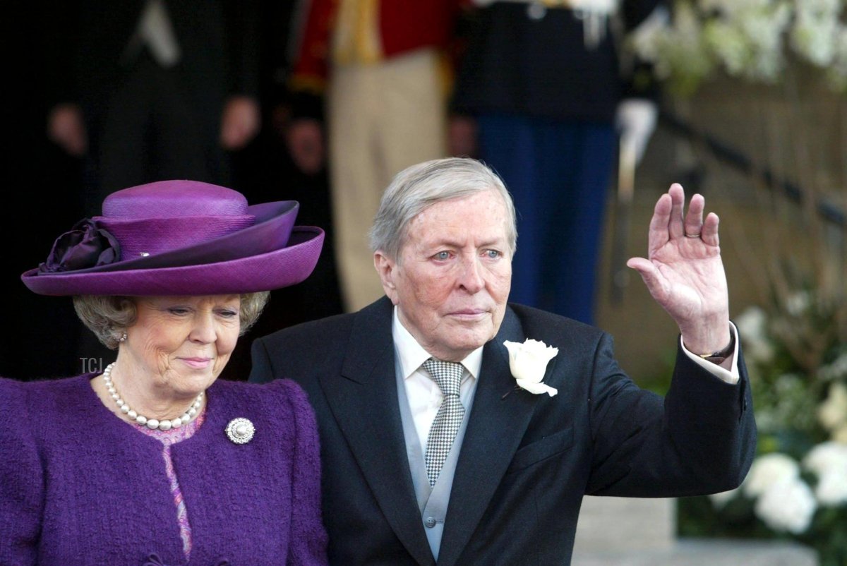 Dutch royal couple Queen Beatrix (L) and Prince Claus (R) leave the Royal Palace in Amsterdam, 02 February 2002, the day of the wedding of their son Crownprince Willem-Alexander with Maxima Zorreguieta