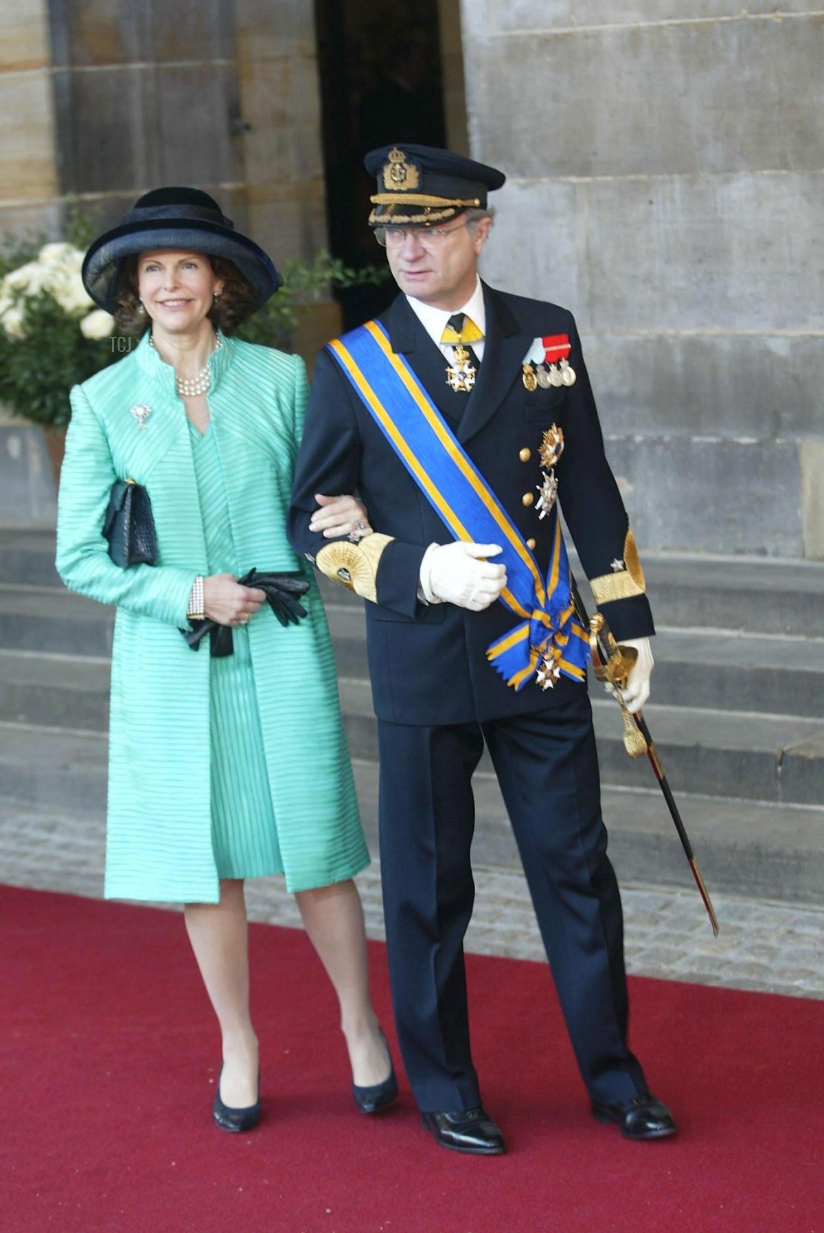 Queen Silvia and King Carl Gustav of Sweden leave the Royal Palace on their way to the New Church in Amsterdam to attend the wedding of Prince Willem-Alexander and Maxima Zorreguieta 02 February 2002 in Amsterdam