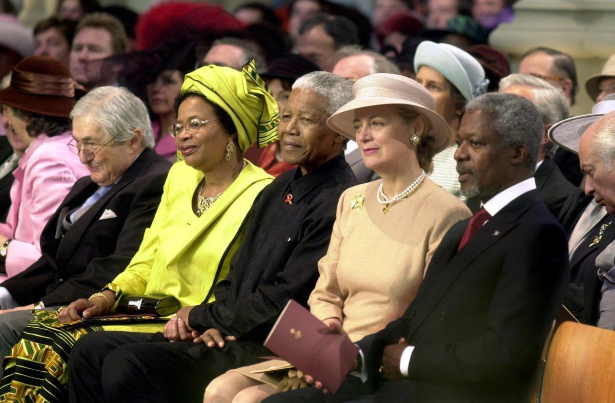 World Bank President James Wolfensohn (L), former South African president Nelson Mandela (3rd L) and his wife Graca Machel (2nd L), UN Secretary General Kofi Annan (R) and his wife Nane (2nd R) attend the wedding of Dutch Crown prince Willem-Alexander and Princess Maxima in the Nieuwe Kerk church in Amsterdam, Saturday 02 February 2002