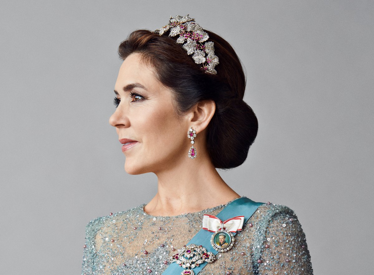 New gala portraits of Crown Prince Frederik and Crown Princess Mary, published February 2022