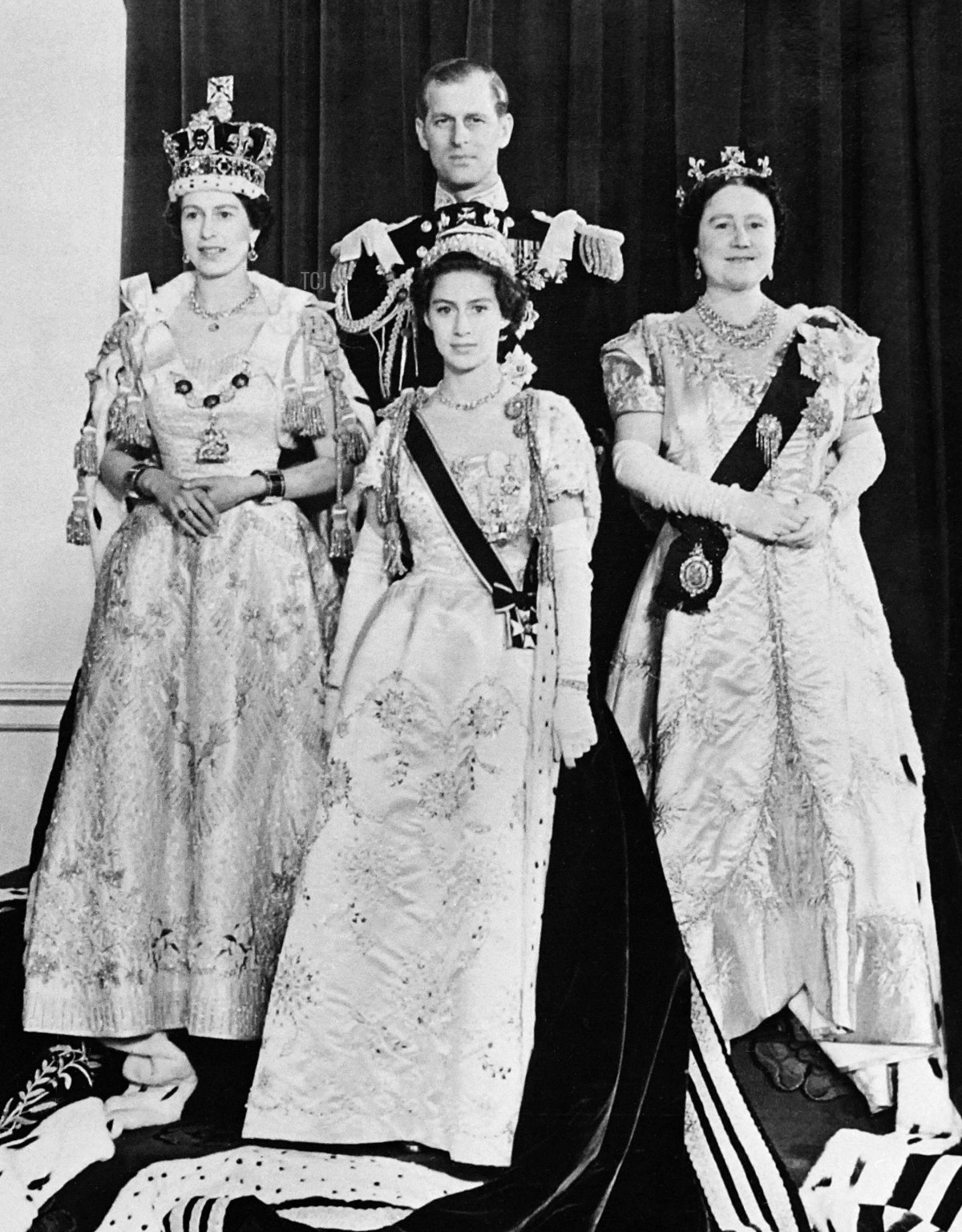 Queen Elizabeth II (L) poses with her husband Prince Philip, Duke of Edinburgh (behind), Queen Mother Elizabeth Bowes-Lyon (R) and her sister Princess Margaret, in June 1953