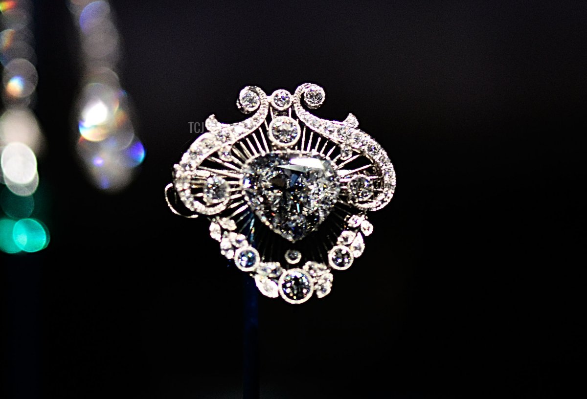 The Cullinan V brooch on display in the Diamonds: A Jubilee Celebration exhibition which forms part of the summer opening of Buckingham Palace on June 28, 2012 in London, England (Bethany Clarke/Getty Images)