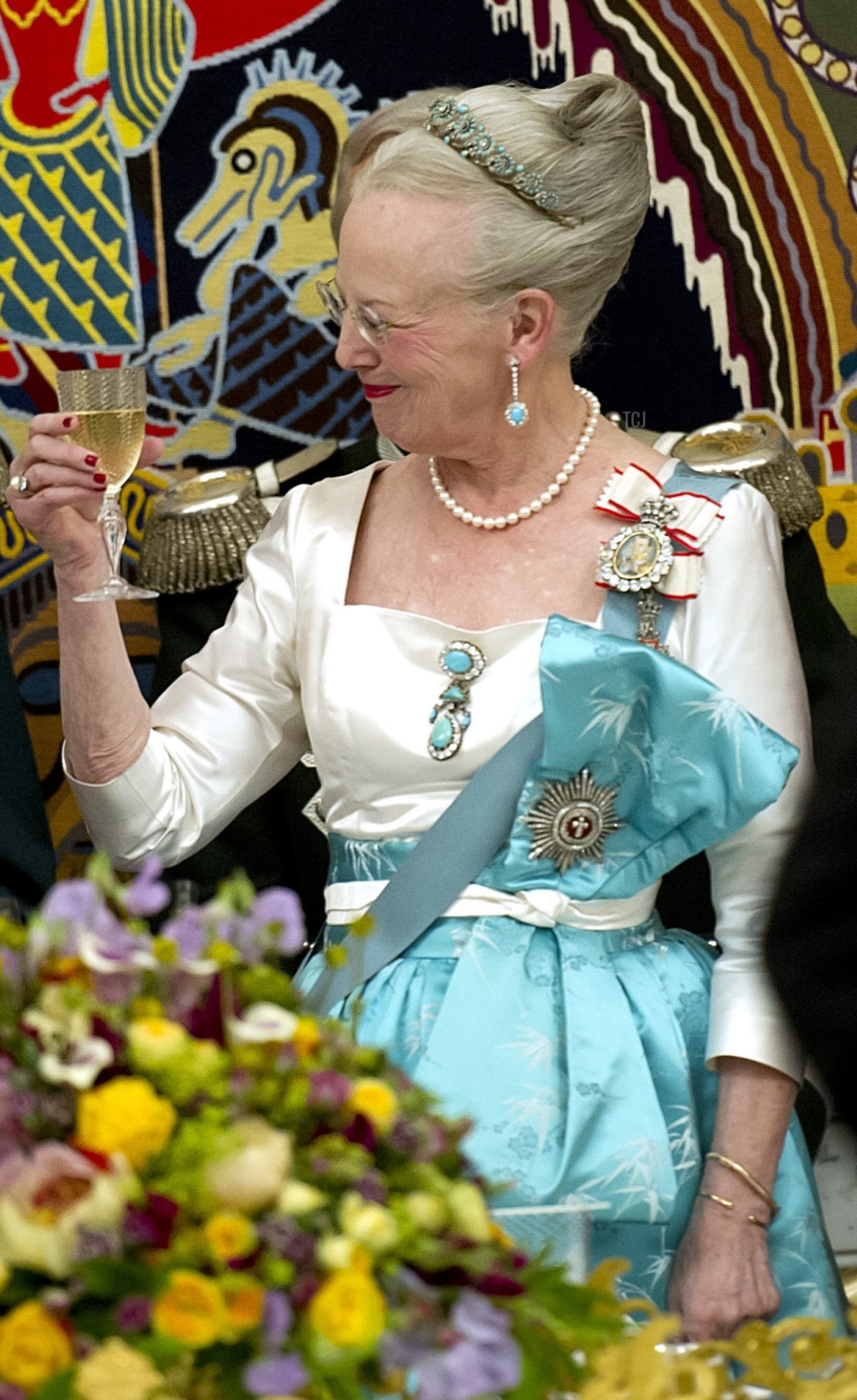 Demark's Queen Margrethe (R) and China's President Hu Jintao take part in an official state banquet at Christiansborg Palace in Copenhagen on June 15, 2012