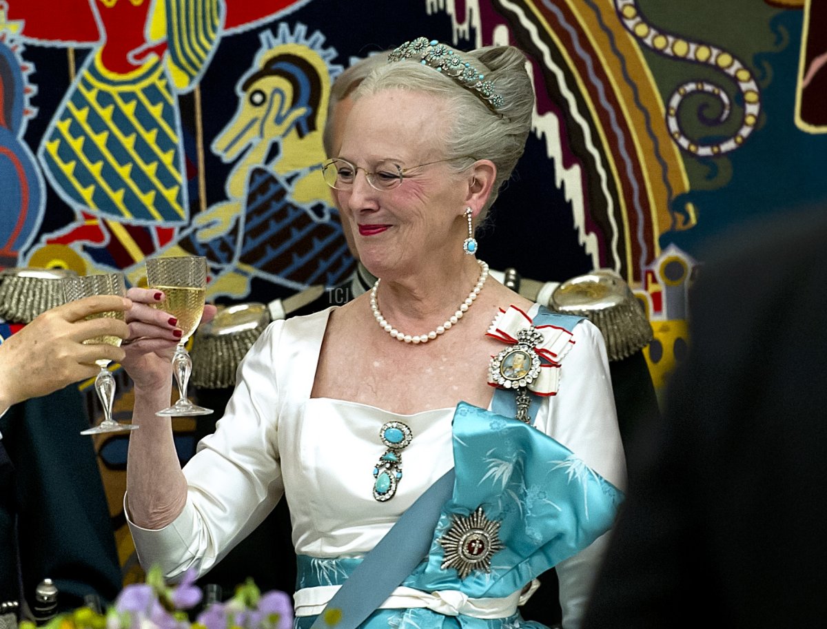 Denmark's Queen Margrethe (R) and China's President Hu Jintao take part in an official state banquet at Christiansborg Palace in Copenhagen on June 15, 2012