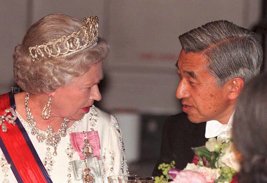 Japan's Emperor Akihito in conversation with British Queen Elizabeth II, during a banquet he hosted at London's Victoria and Albert Museum, 28 May 1998