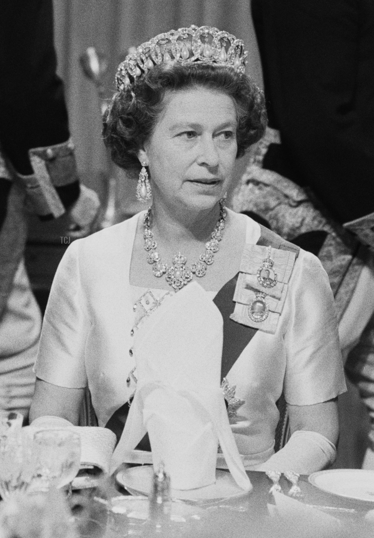 American politician Ronald Reagan (1911 - 2004), 40th President of the United States, and the Queen of the United Kingdom Elizabeth II at a gala dinner at Windsor Castle, UK, 9th June 1982