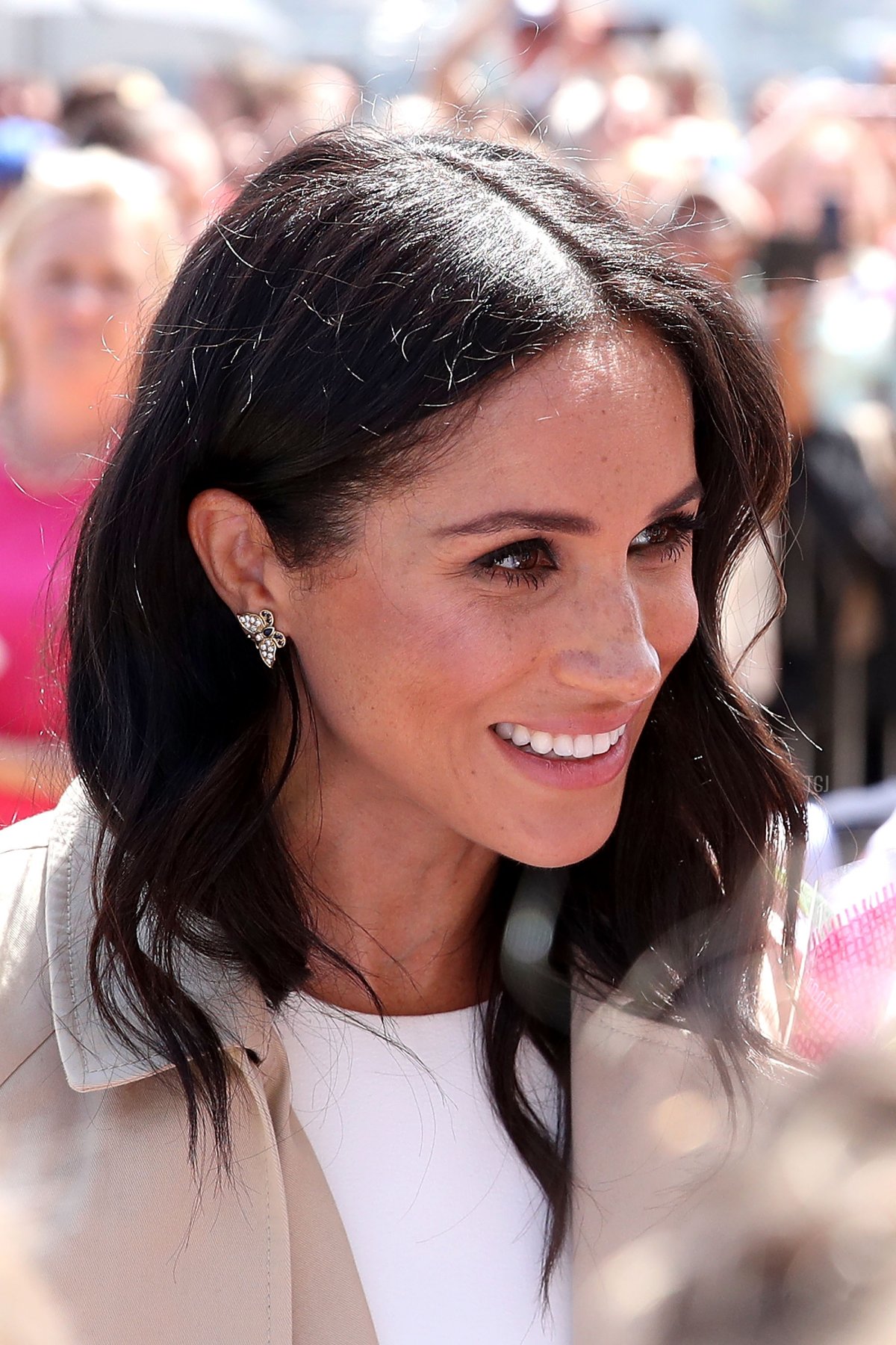 Meghan, Duchess of Sussex greets members of the crowd at the Sydney Opera House on October 16, 2018 in Sydney, Australia