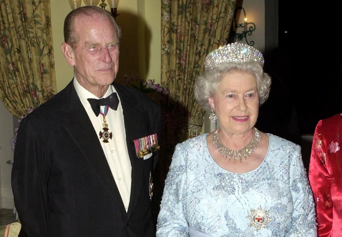 Britain's Queen Elizabeth II is seen late 19 February 2002 before a banquet that she hosted in Kingston with Governor General Sir Howard Cooke, her representative in Jamaica, for the Caribbean island's Prime Minister Percival Patterson and other dignitaries