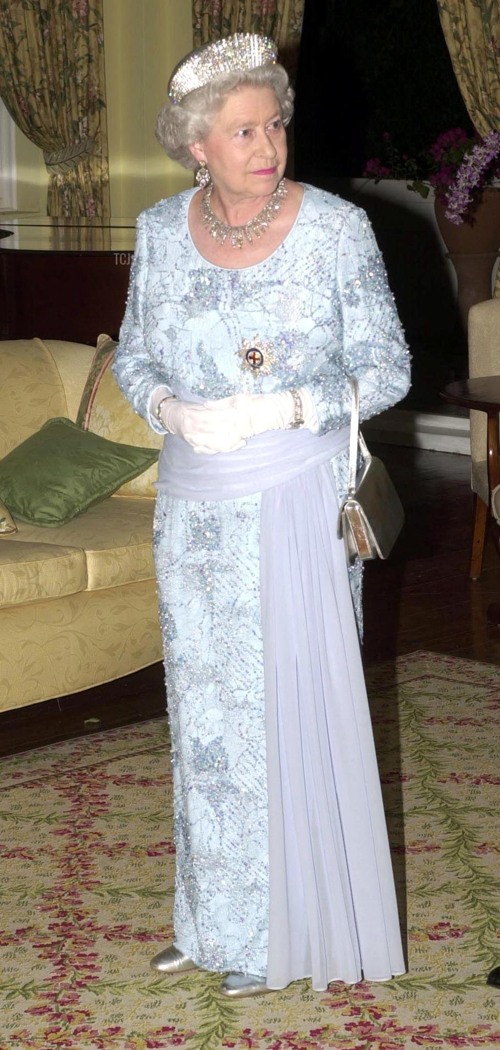 Britain's Queen Elizabeth II is seen late 19 February 2002 before a banquet that she hosted in Kingston with Governor General Sir Howard Cooke, her representative in Jamaica, for the Caribbean island's Prime Minister Percival Patterson and other dignitaries