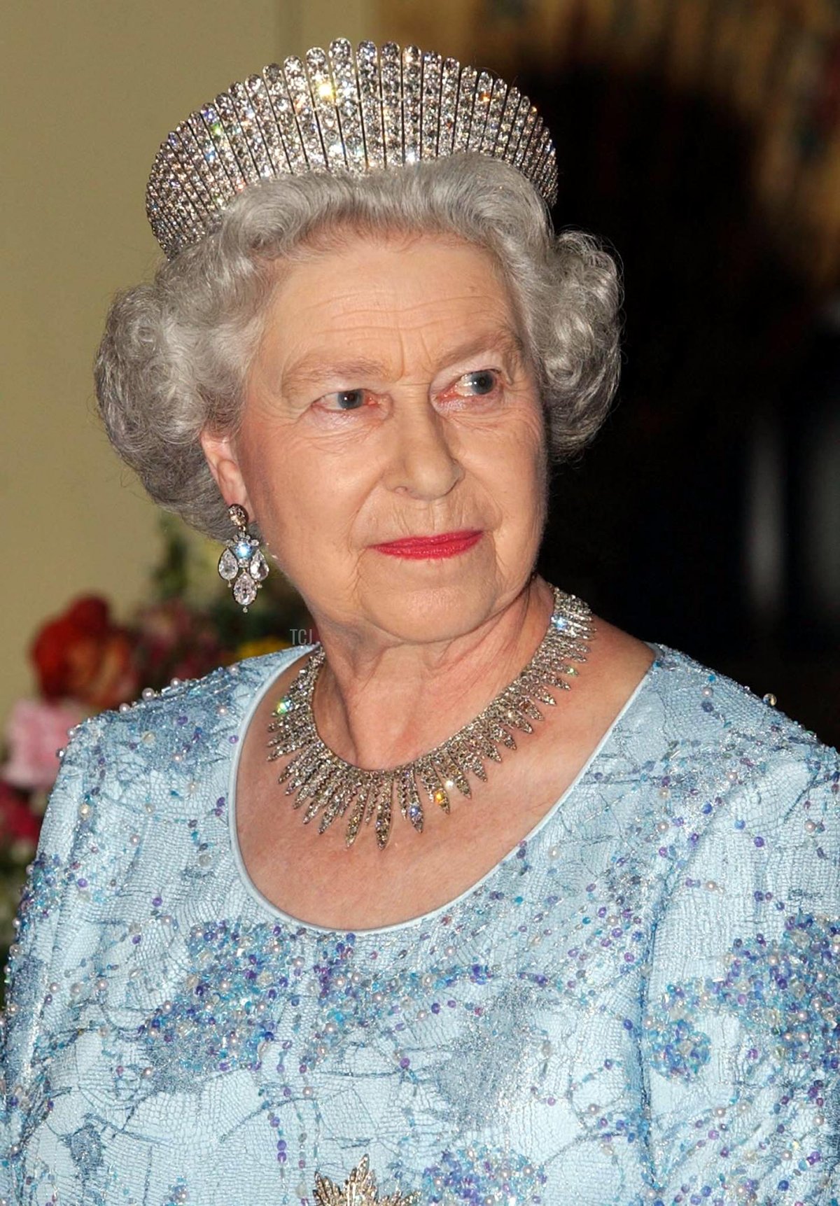 Britain's Queen Elizabeth II is seen late 19 February 2002 before a banquet that she hosted in Kingston with Governor General Sir Howard Cooke, her representative in Jamaica, for the Caribbean island's Prime Minister Percival Patterson and other dignitaries